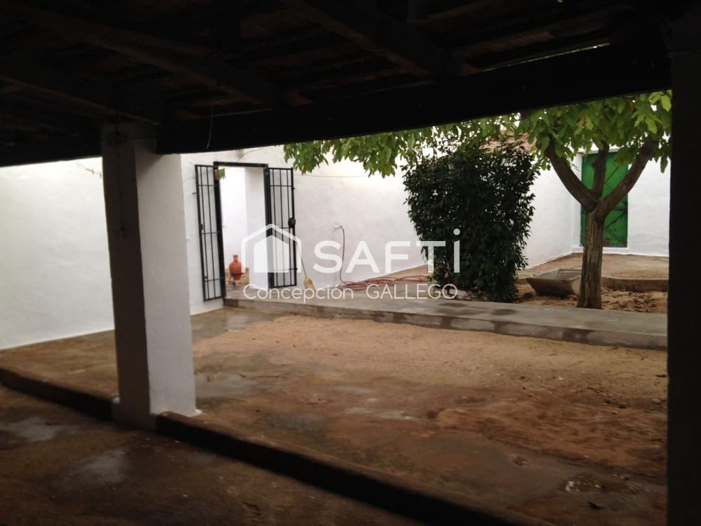 4 bedroom Villa for sale in Alcazar de San Juan with garage - € 115,000 (Ref: 9595283)