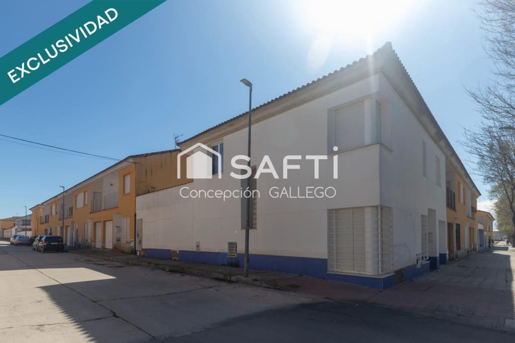 4 bedroom Terraced Villa for sale in Campo de Criptana with garage - € 289,000 (Ref: 9595285)