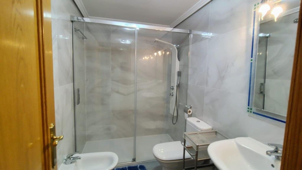 Appartement de 4 chambres à louer à Santiago de Compostela avec garage - 1 500 € (Ref: 9595294)