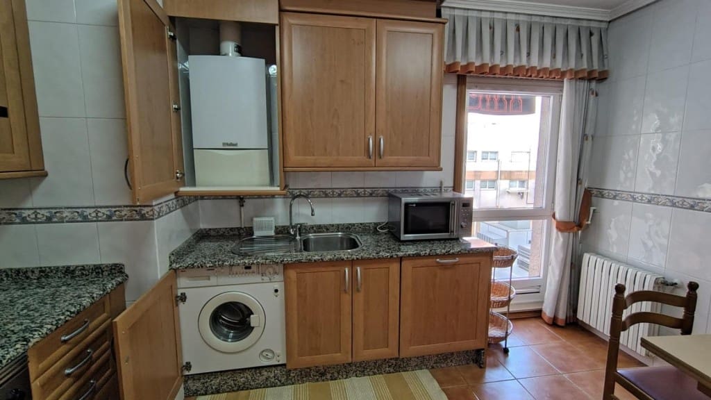 Appartement de 4 chambres à louer à Santiago de Compostela avec garage - 1 500 € (Ref: 9595294)