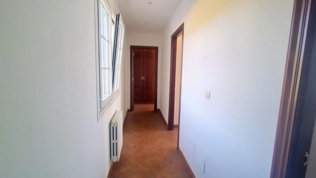 7 makuuhuone Huvila myytävänä paikassa Teo - 330 000 € (Ref: 9595295)