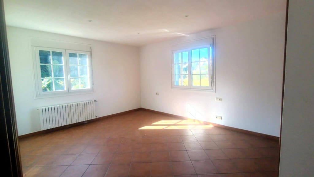 7 makuuhuone Huvila myytävänä paikassa Teo - 330 000 € (Ref: 9595295)