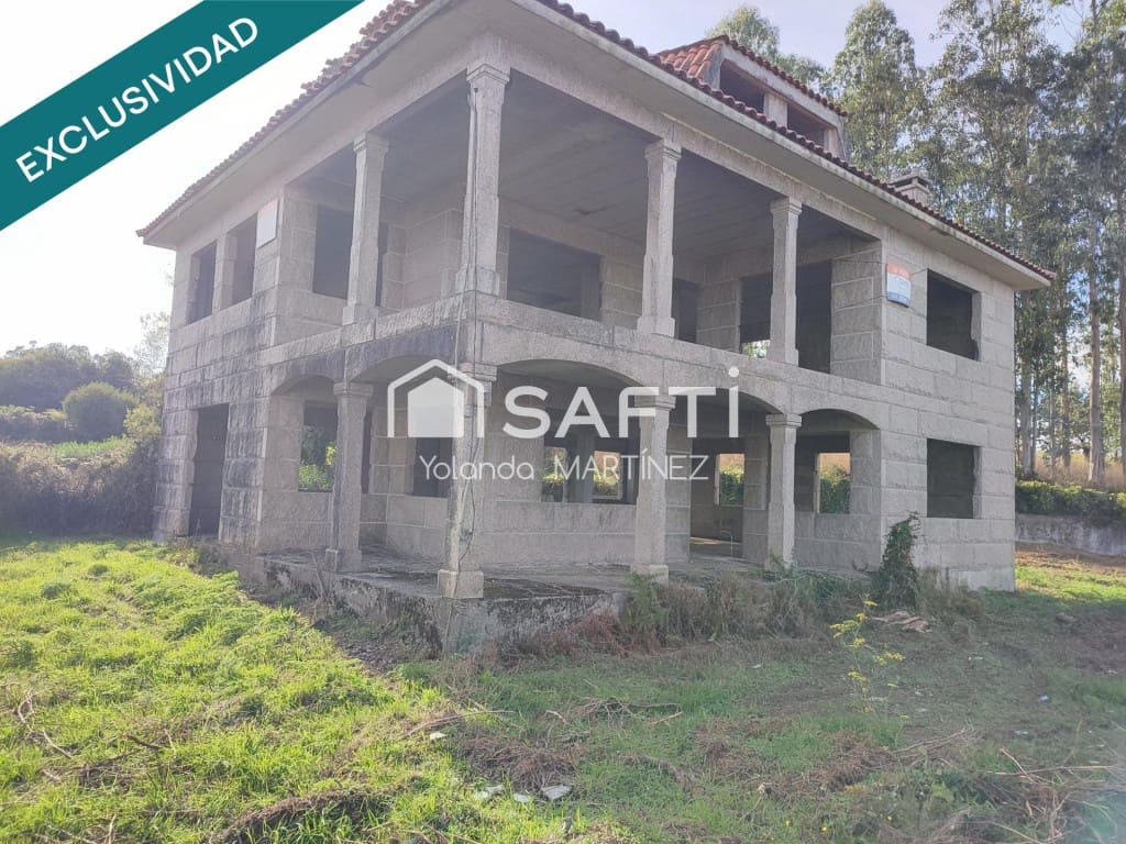 5 bedroom Villa for sale in Santa Comba - € 105,000 (Ref: 9595304)