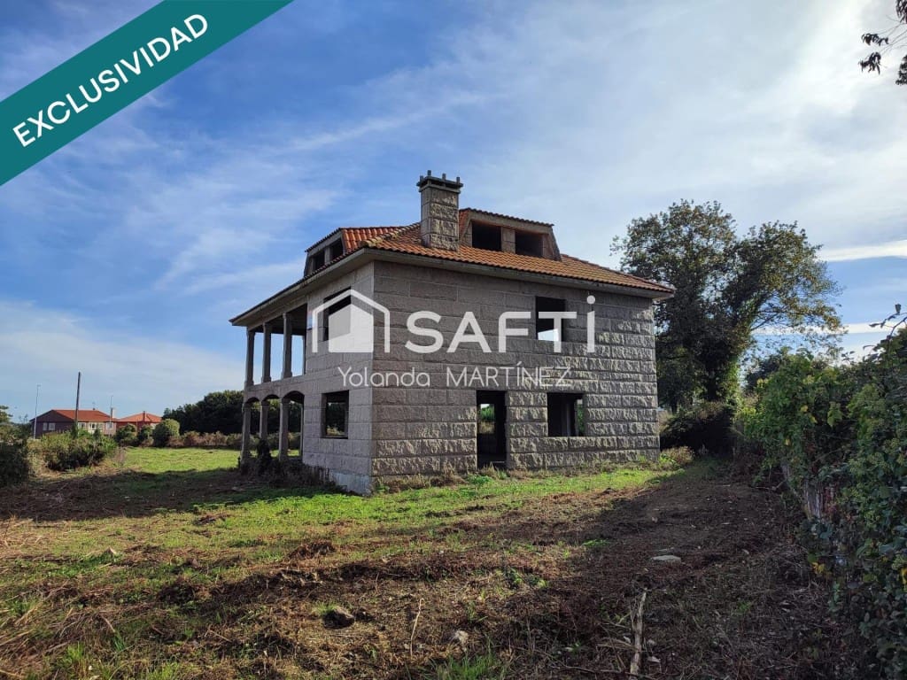 5 bedroom Villa for sale in Santa Comba - € 105,000 (Ref: 9595304)