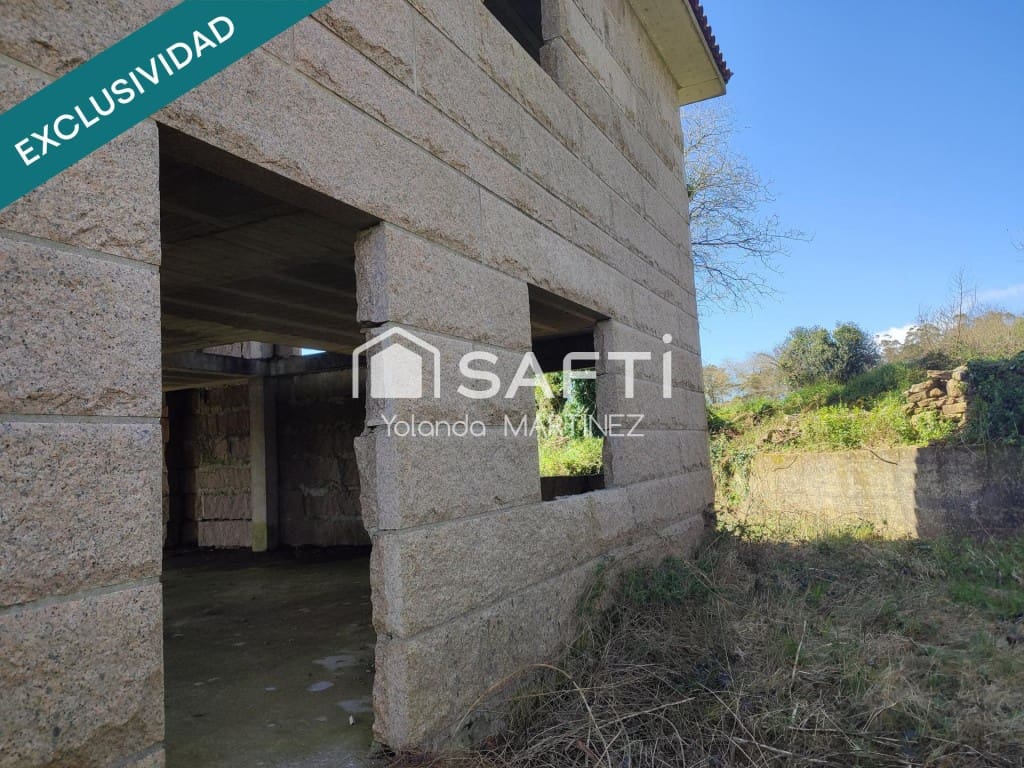 5 bedroom Villa for sale in Santa Comba - € 105,000 (Ref: 9595304)