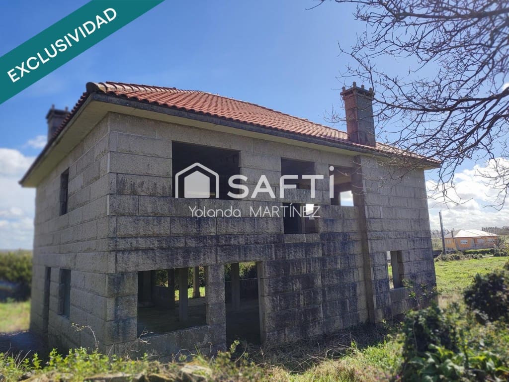 5 bedroom Villa for sale in Santa Comba - € 105,000 (Ref: 9595304)