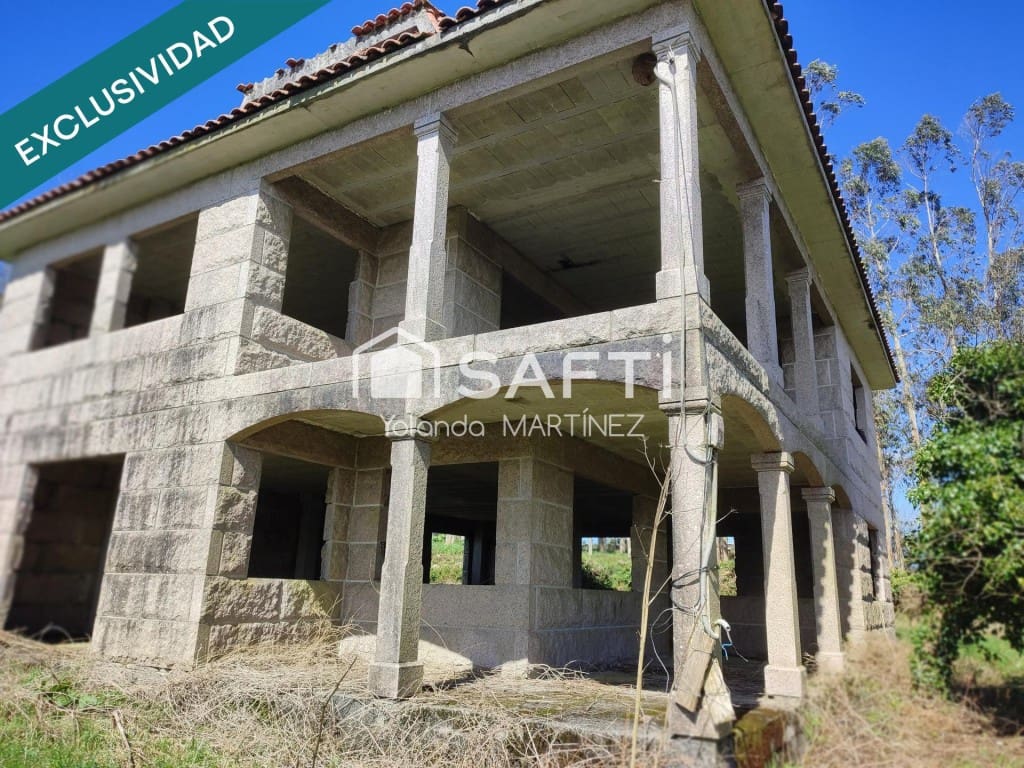 5 bedroom Villa for sale in Santa Comba - € 105,000 (Ref: 9595304)