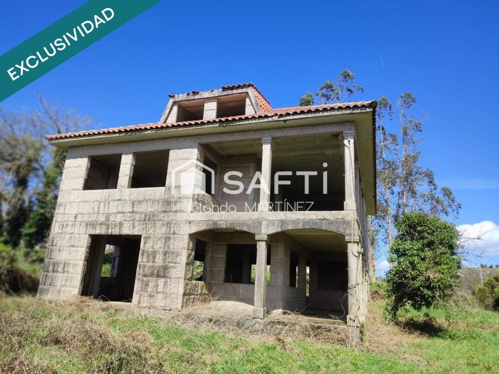 5 bedroom Villa for sale in Santa Comba - € 105,000 (Ref: 9595304)