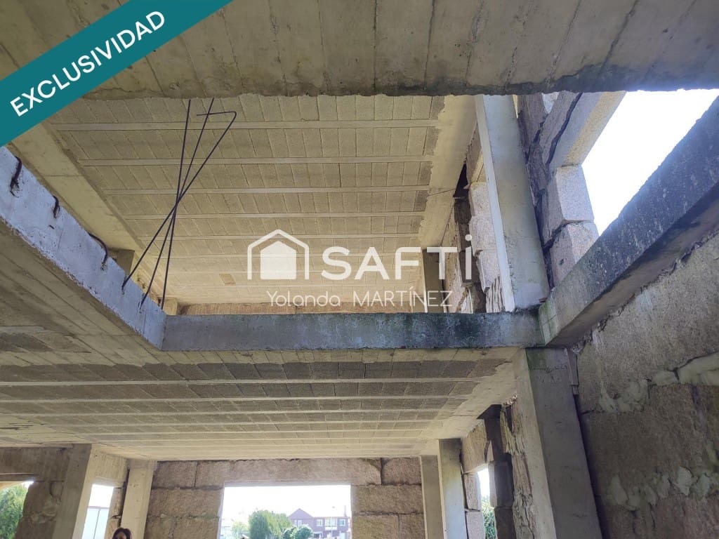 5 bedroom Villa for sale in Santa Comba - € 105,000 (Ref: 9595304)