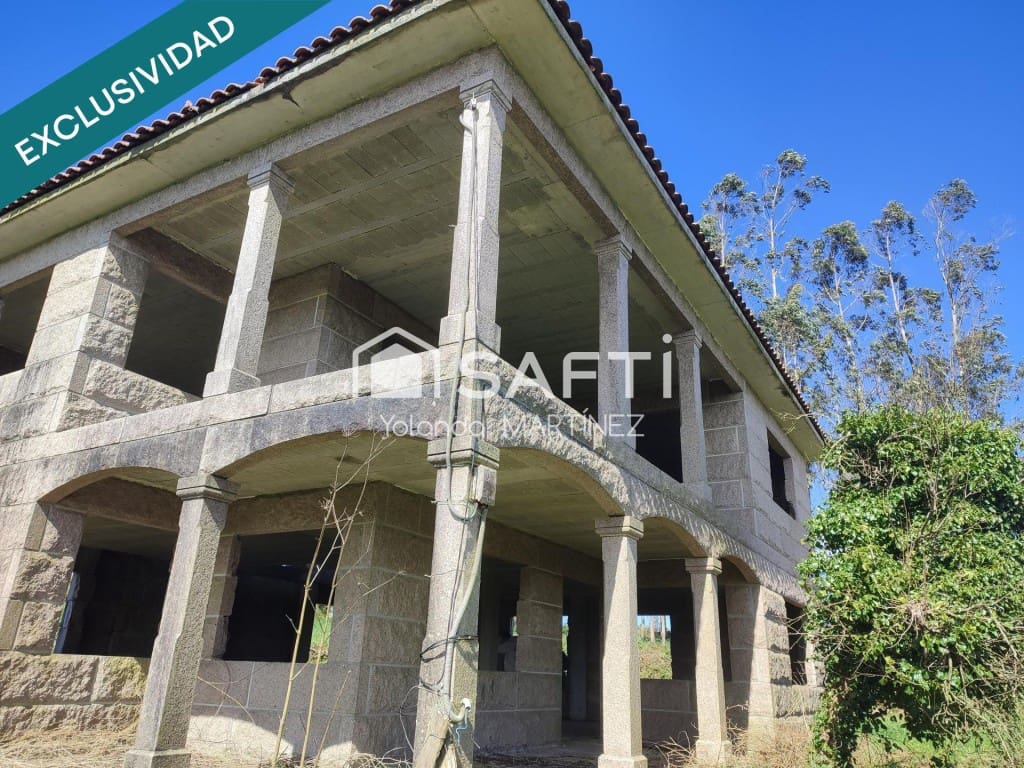 5 bedroom Villa for sale in Santa Comba - € 105,000 (Ref: 9595304)