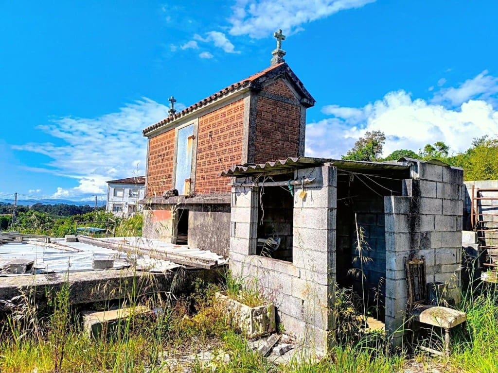 4 bedroom Villa for sale in Porto do Son with garage - € 125,000 (Ref: 9595309)