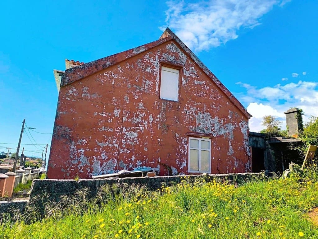 4 bedroom Villa for sale in Porto do Son with garage - € 125,000 (Ref: 9595309)