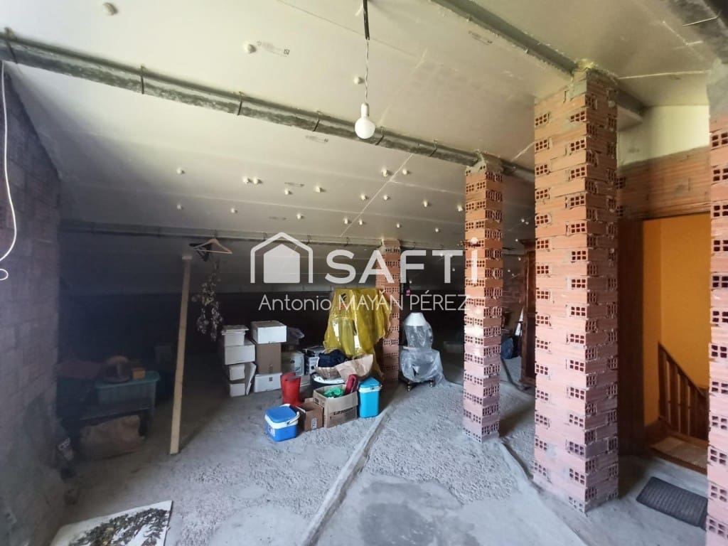 3 bedroom Villa for sale in Ribeira with garage - € 300,000 (Ref: 9595313)