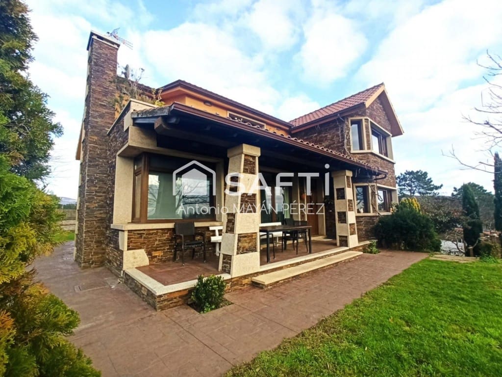 4 bedroom Villa for sale in Ribeira with garage - € 450,000 (Ref: 9595317)