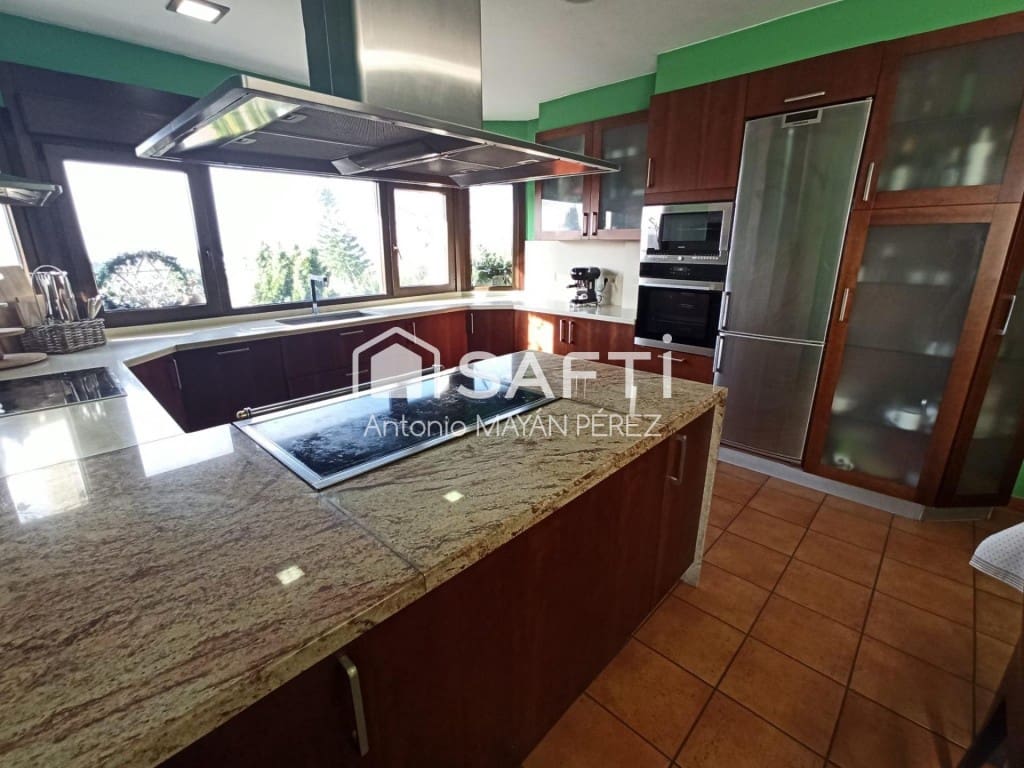 4 bedroom Villa for sale in Ribeira with garage - € 450,000 (Ref: 9595317)