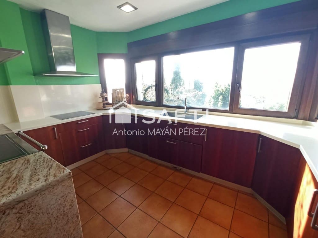 4 bedroom Villa for sale in Ribeira with garage - € 450,000 (Ref: 9595317)