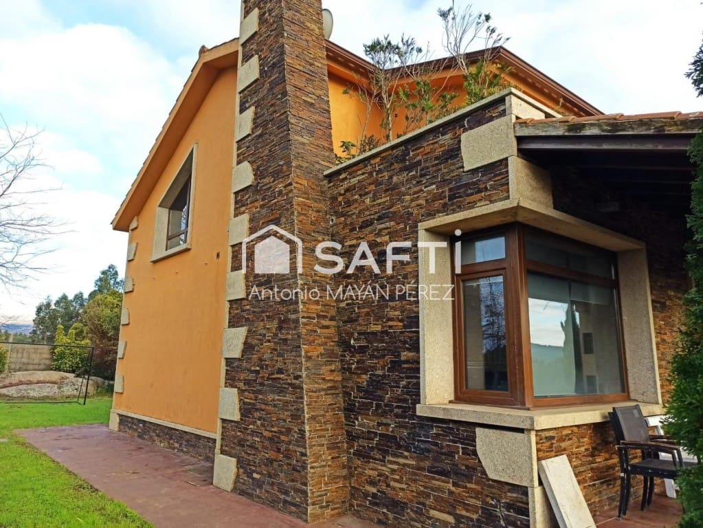 4 bedroom Villa for sale in Ribeira with garage - € 450,000 (Ref: 9595317)