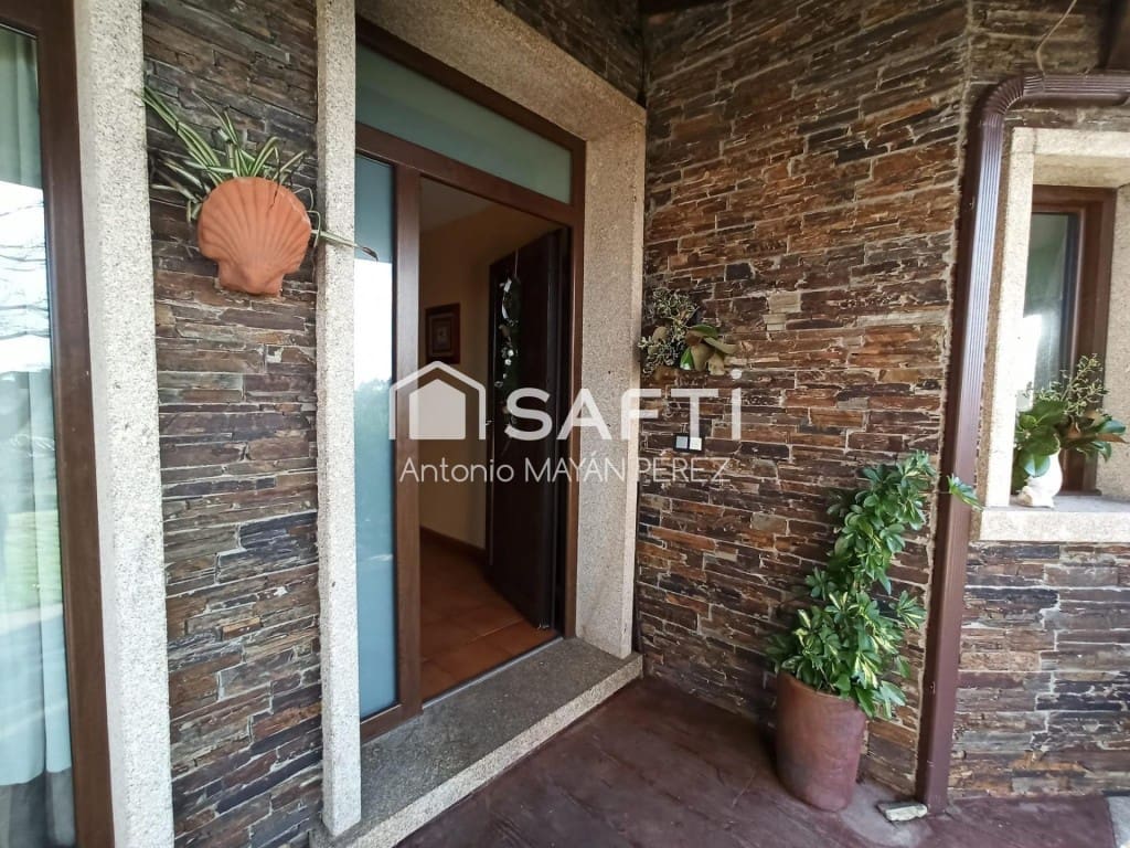 4 bedroom Villa for sale in Ribeira with garage - € 450,000 (Ref: 9595317)