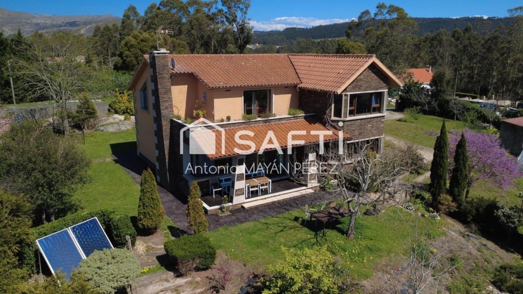 4 bedroom Villa for sale in Ribeira with garage - € 450,000 (Ref: 9595317)