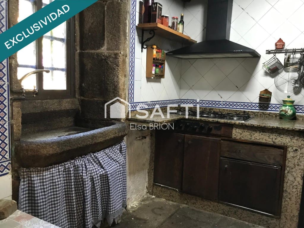 5 bedroom Finca/Country House for sale in Rois with pool - € 370,000 (Ref: 9595325)