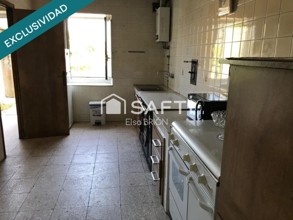 4 bedroom Villa for sale in Porto do Son with garage - € 300,000 (Ref: 9595327)