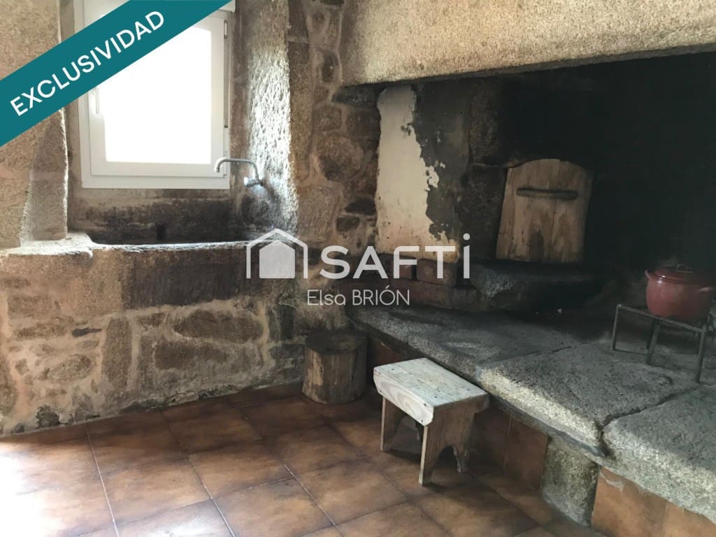 4 bedroom Villa for sale in Porto do Son with garage - € 300,000 (Ref: 9595327)