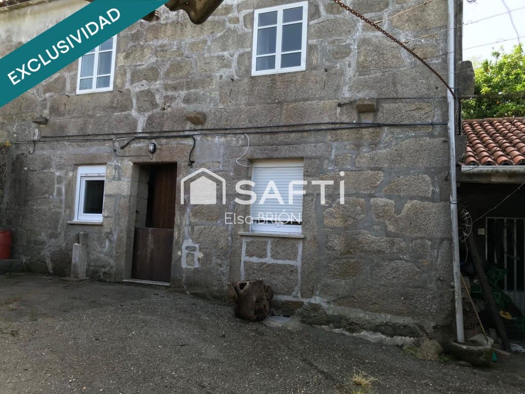 4 bedroom Villa for sale in Porto do Son with garage - € 300,000 (Ref: 9595327)