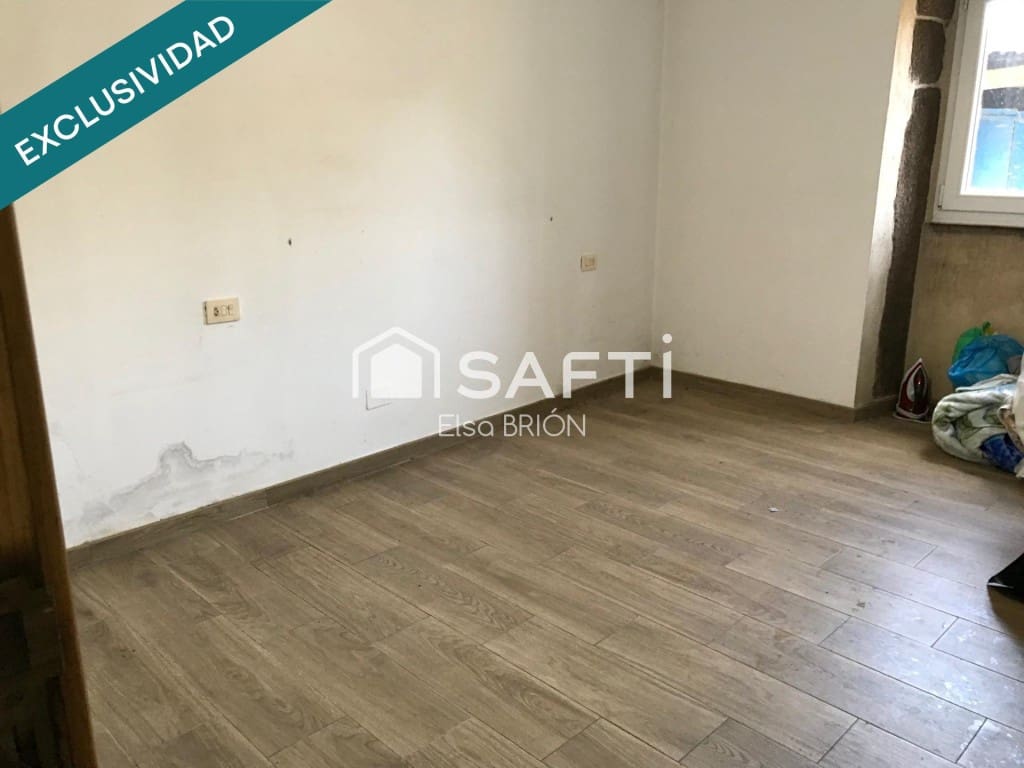 4 bedroom Villa for sale in Porto do Son with garage - € 300,000 (Ref: 9595327)