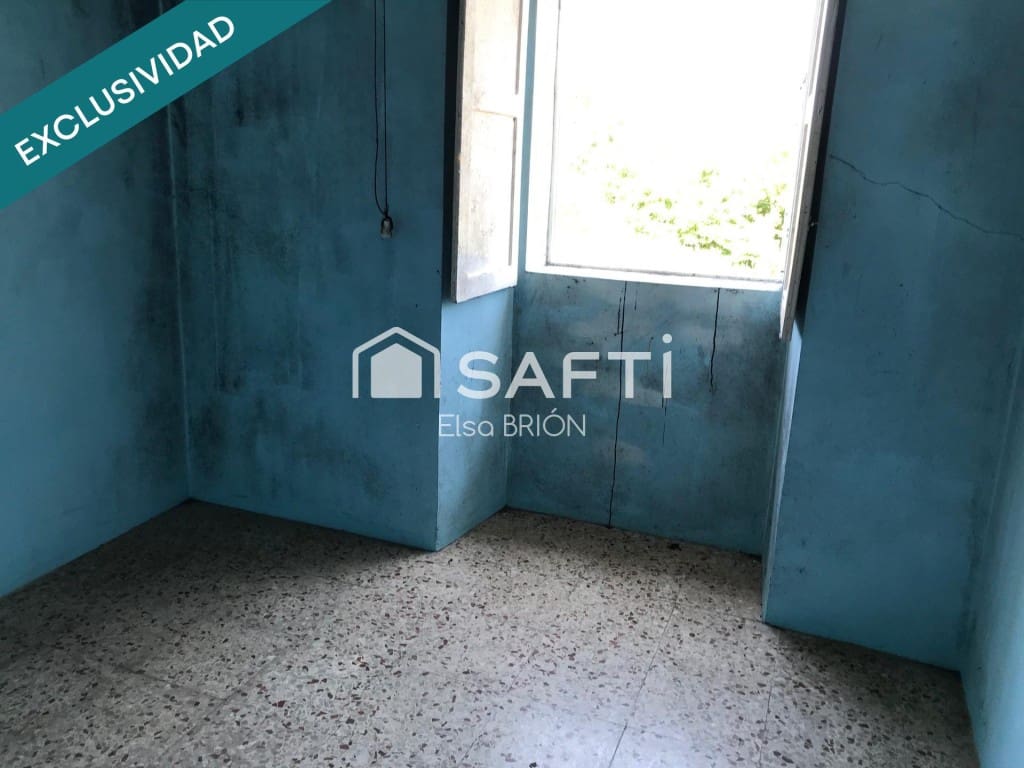 4 bedroom Villa for sale in Porto do Son with garage - € 300,000 (Ref: 9595327)