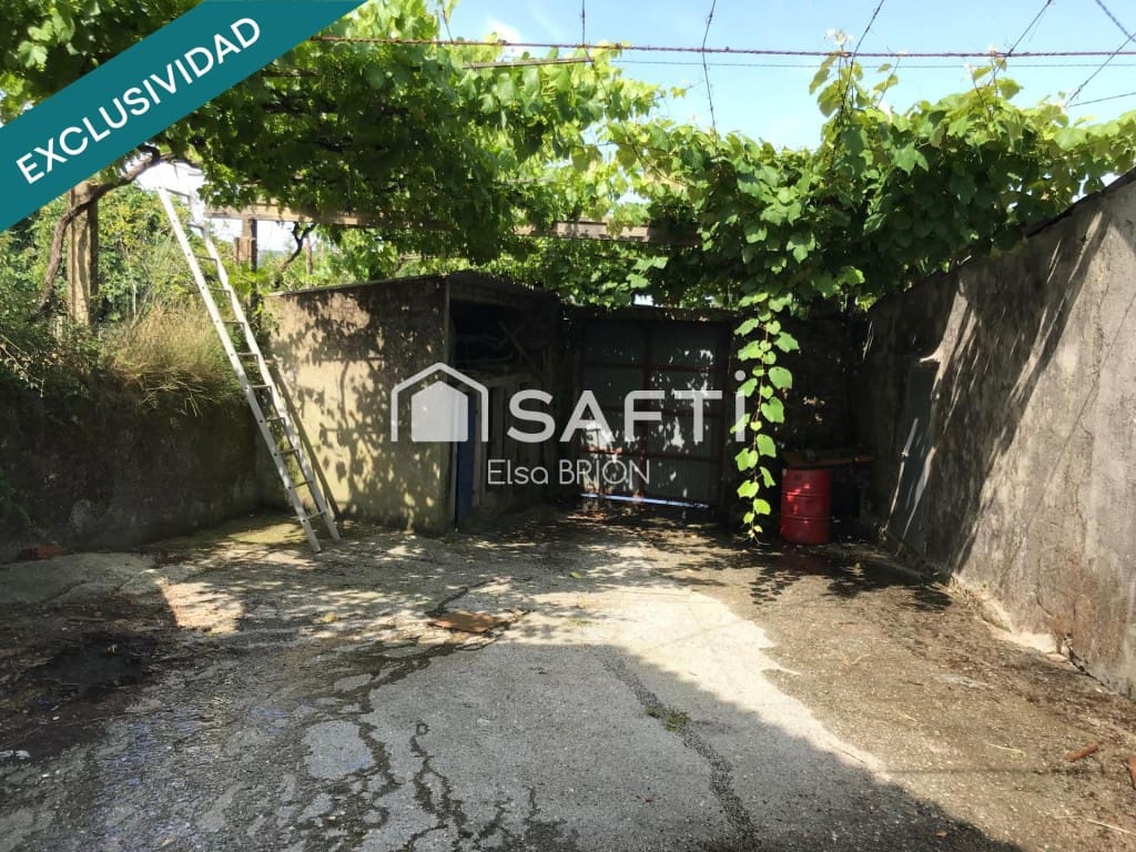 4 bedroom Villa for sale in Porto do Son with garage - € 300,000 (Ref: 9595327)