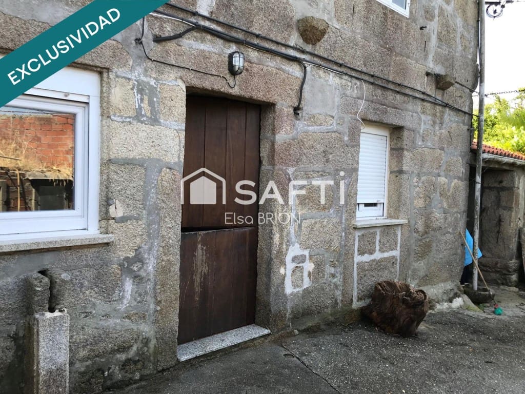 4 bedroom Villa for sale in Porto do Son with garage - € 300,000 (Ref: 9595327)