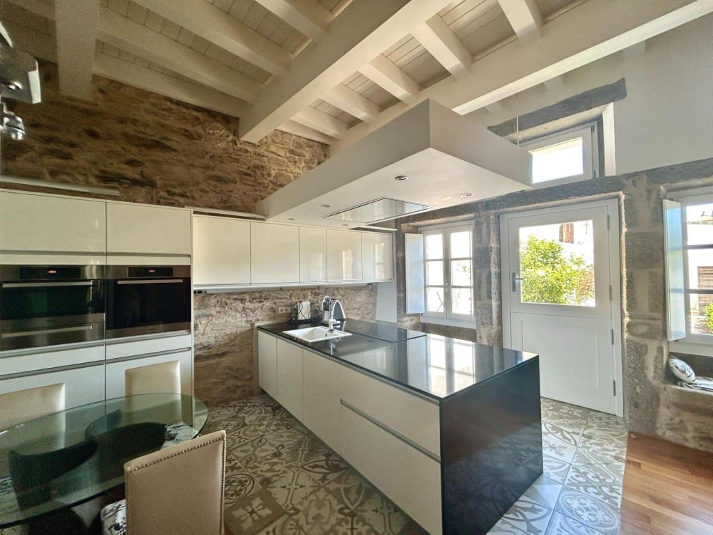 Adosado de 3 habitaciones en Santiago de Compostela en venta - 1.380.000 € (Ref: 9595336)