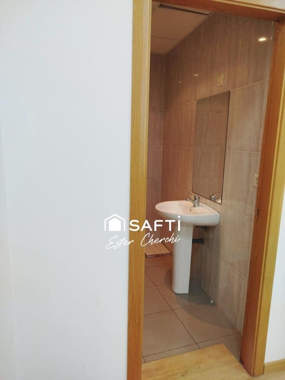 Commercial for rent in Ames - € 2,200 (Ref: 9595342)