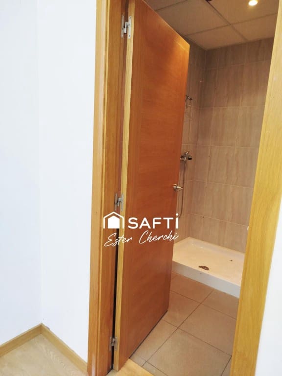 Commercial for rent in Ames - € 2,200 (Ref: 9595342)