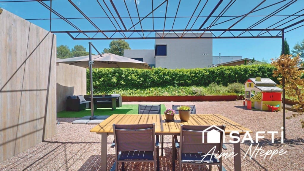 6 bedroom Villa for sale in Sant Julia de Ramis with pool garage - € 985,000 (Ref: 9595345)