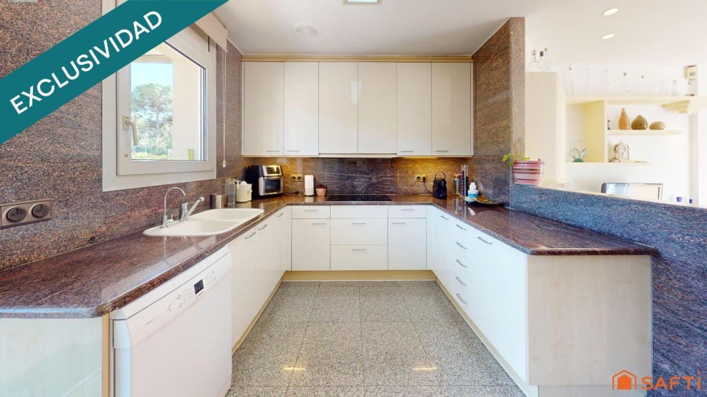 5 bedroom Villa for sale in Girona city with pool garage - € 630,000 (Ref: 9595346)