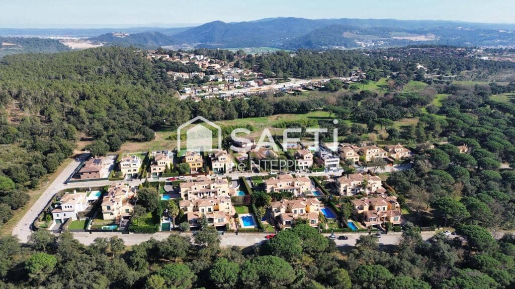 5 bedroom Villa for sale in Sant Julia de Ramis with pool garage - € 755,000 (Ref: 9595349)