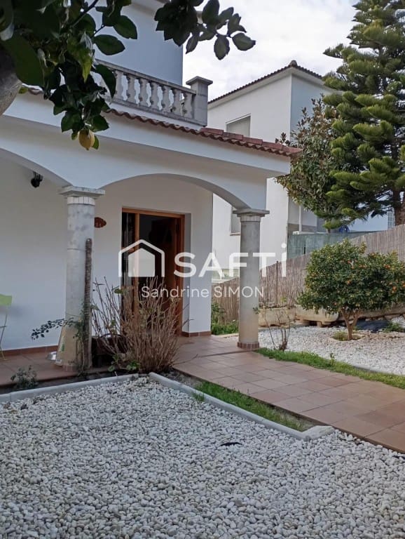 3 makuuhuone Huvila myytävänä paikassa Lloret de Mar mukana uima-altaan 
autotalli - 380 000 € (Ref: 9595353)