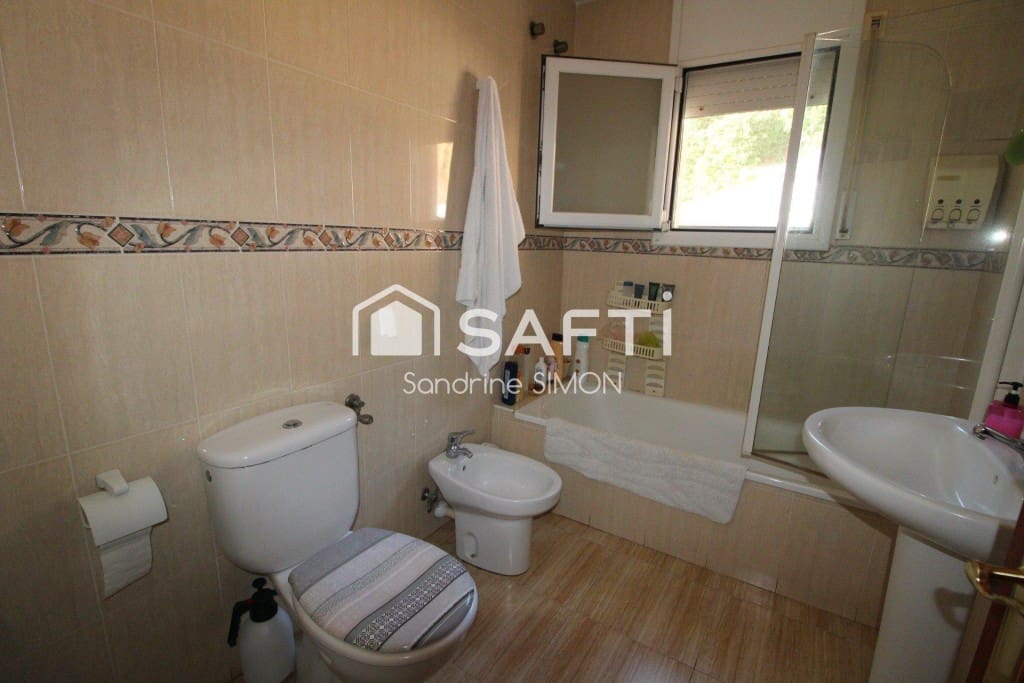 4 soveværelse Villa til salg i Lloret de Mar med swimmingpool garage - € 275.000 (Ref: 9595356)