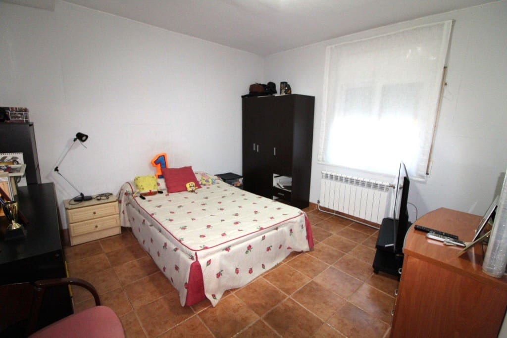 4 soveværelse Villa til salg i Lloret de Mar med swimmingpool garage - € 275.000 (Ref: 9595356)