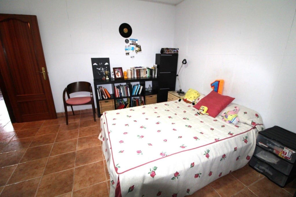 4 soveværelse Villa til salg i Lloret de Mar med swimmingpool garage - € 275.000 (Ref: 9595356)