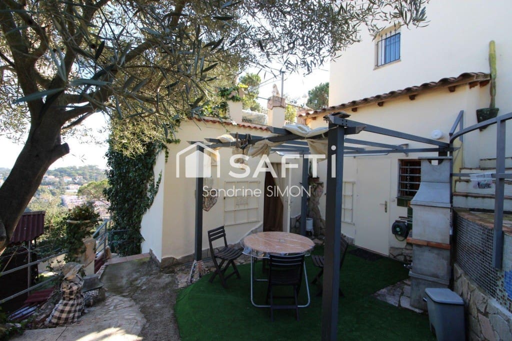 5 soveværelse Villa til salg i Lloret de Mar med swimmingpool - € 449.000 (Ref: 9595360)