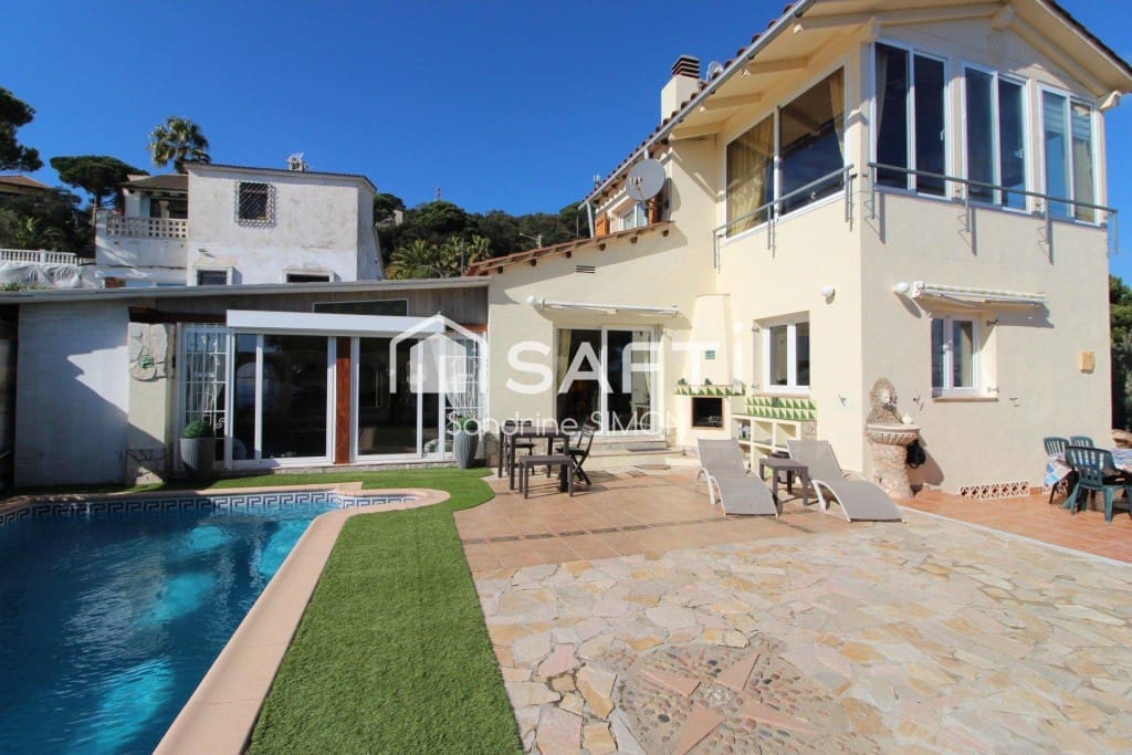 5 soveværelse Villa til salg i Lloret de Mar med swimmingpool - € 449.000 (Ref: 9595360)