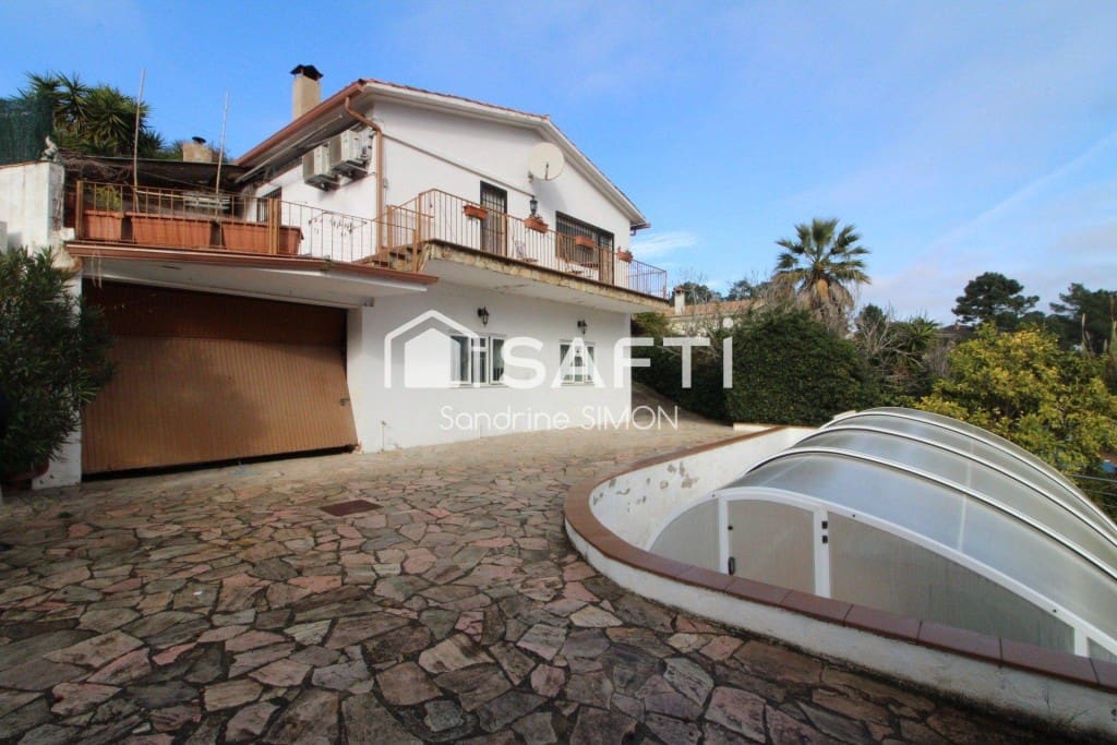 4 makuuhuone Huvila myytävänä paikassa Lloret de Mar mukana uima-altaan 
autotalli - 290 000 € (Ref: 9595361)