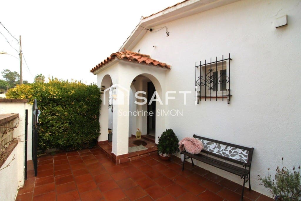 4 makuuhuone Huvila myytävänä paikassa Lloret de Mar mukana uima-altaan 
autotalli - 290 000 € (Ref: 9595361)