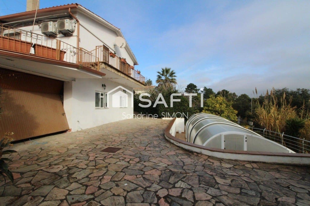 4 makuuhuone Huvila myytävänä paikassa Lloret de Mar mukana uima-altaan 
autotalli - 290 000 € (Ref: 9595361)