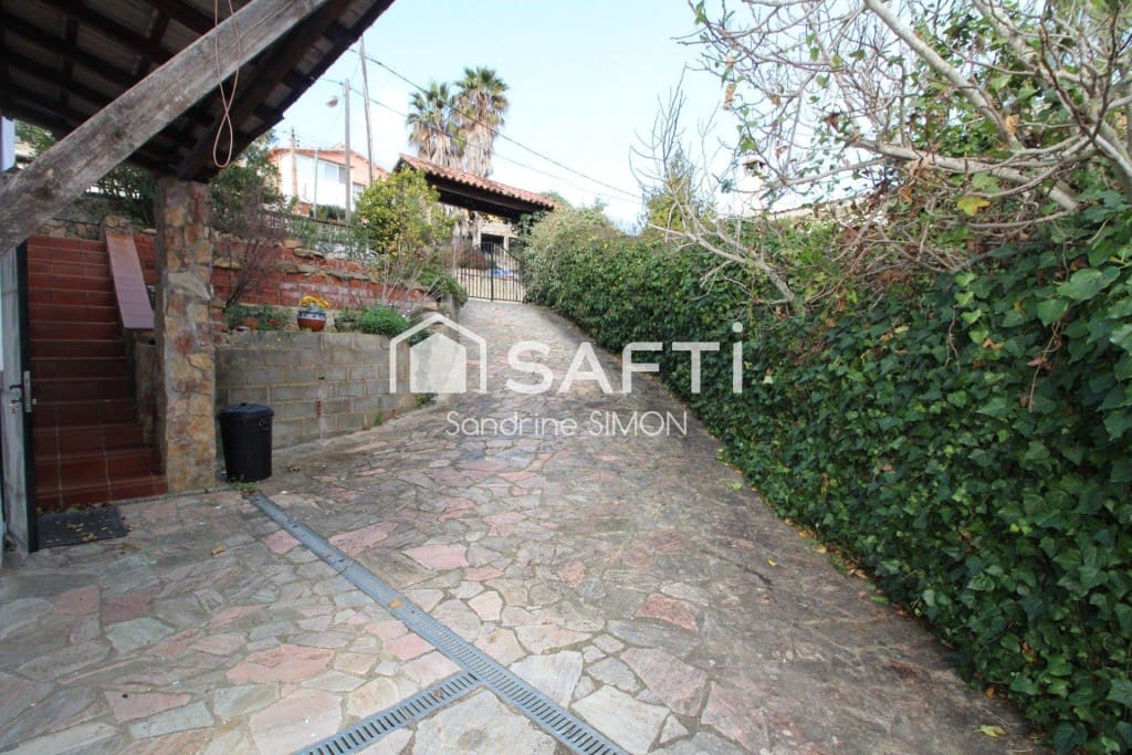 4 makuuhuone Huvila myytävänä paikassa Lloret de Mar mukana uima-altaan 
autotalli - 290 000 € (Ref: 9595361)