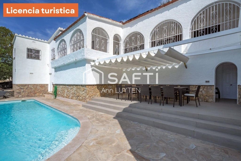 6 makuuhuone Huvila myytävänä paikassa Roses mukana uima-altaan 
autotalli - 749 000 € (Ref: 9595374)