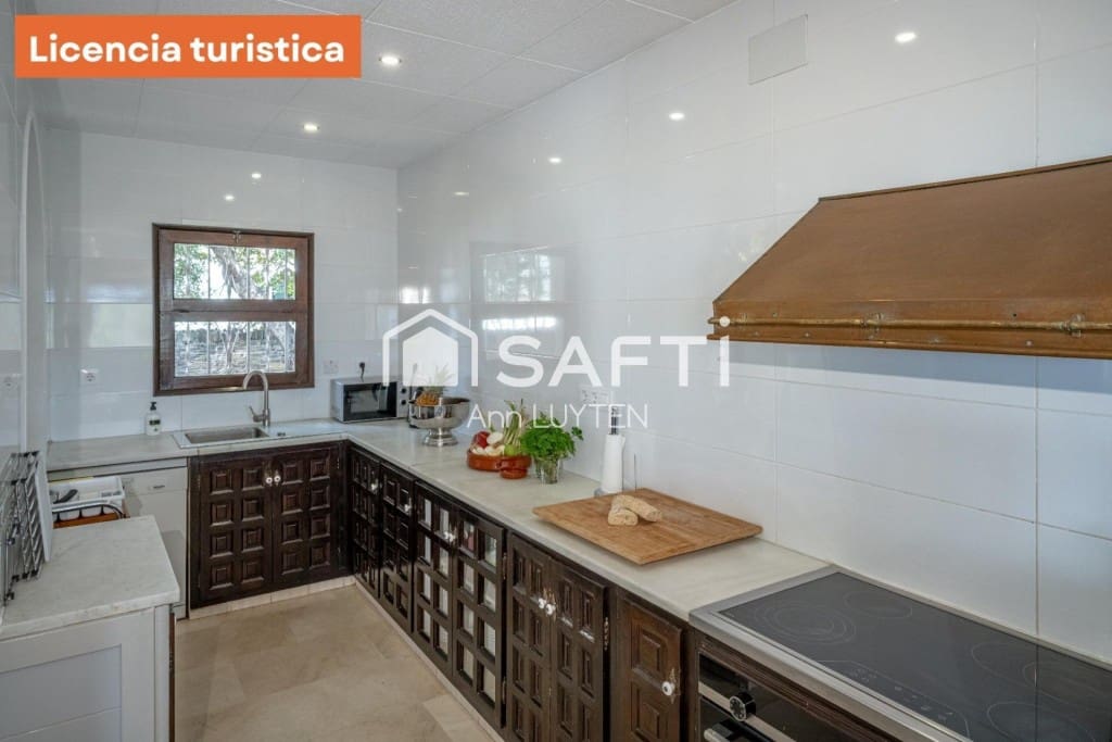 6 makuuhuone Huvila myytävänä paikassa Roses mukana uima-altaan 
autotalli - 749 000 € (Ref: 9595374)