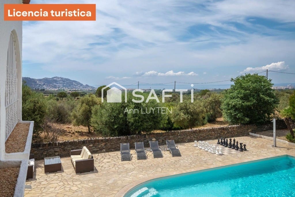 6 makuuhuone Huvila myytävänä paikassa Roses mukana uima-altaan 
autotalli - 749 000 € (Ref: 9595374)